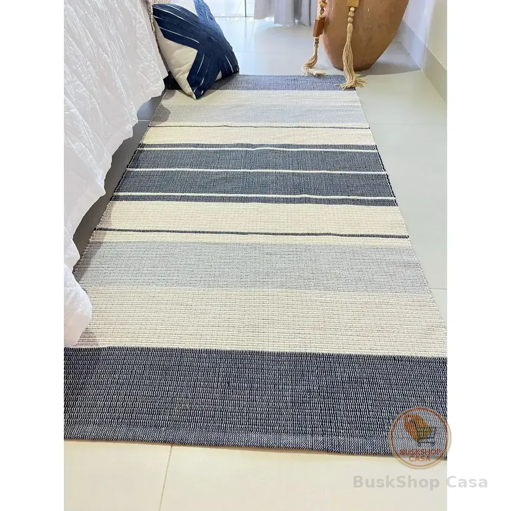 Tapete Sala Quarto Artesanal Neutro - 0,85x1,50 Beira Cama 1.5 M 85 Cm Faixas Em Marinho Gelo Cinza E Crú