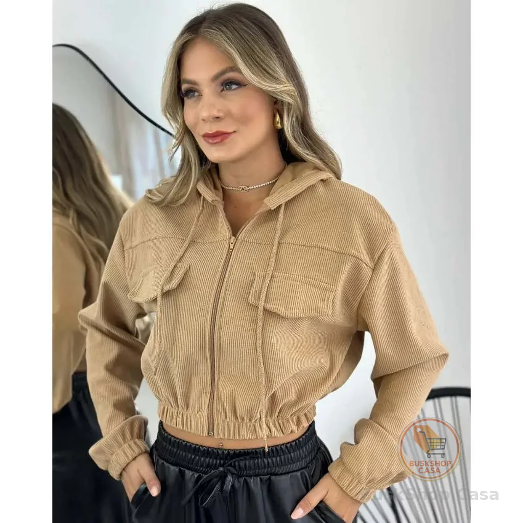 Casaco Feminino Cropped de Veludo Look para Outono e Inverno com capuz e zíper