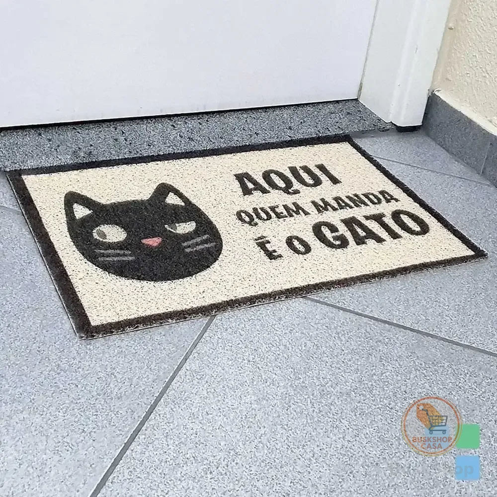 Capacho De Porta Vinílico Estampado Aqui Quem Manda 60x40cm-uzoo 60 Cm 40 Cm Bege/preto