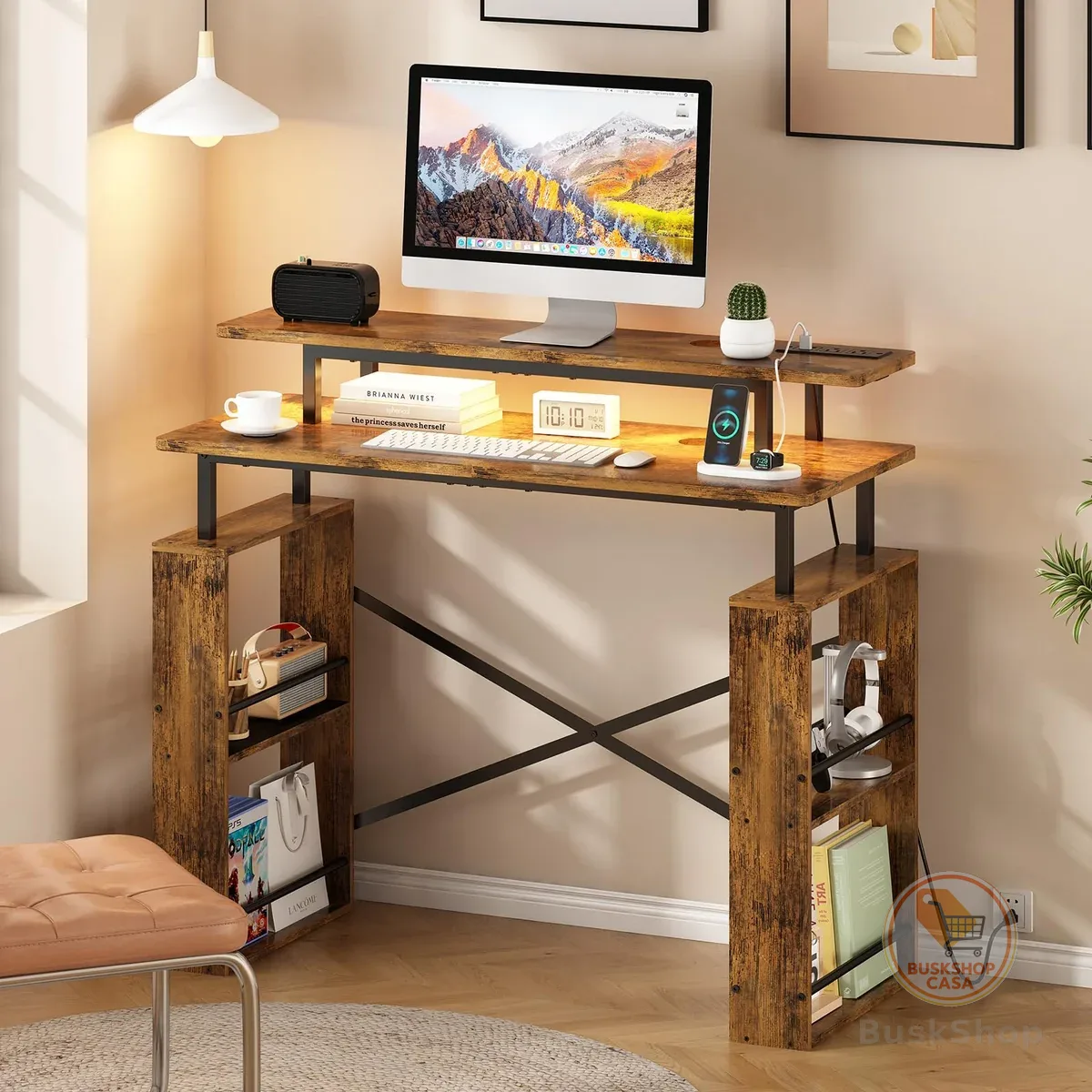 Escrivaninha Mesa para Computador, Mesa para Escritório de 2 Níveis com Tomada Integrada e Espaço de Armazenamento Lateral, Ideal para Home Office e Jogos, Cor Marrom⚡