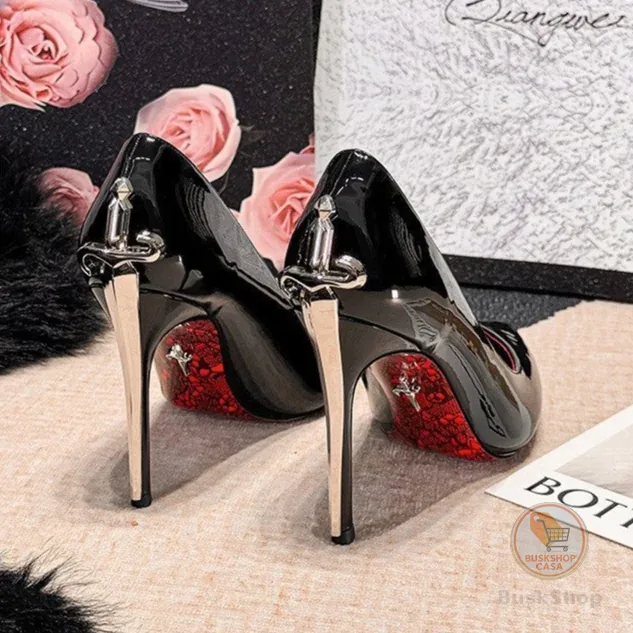 Sapatos de bico fino com sola vermelha e salto espada preta de 10 cm