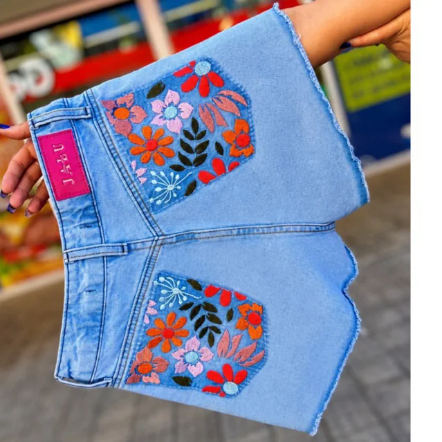 Short Jeans Farm Mom Feminino 34 ao 46 Bordado Bolsos Traseiro Floral 100% Algodao