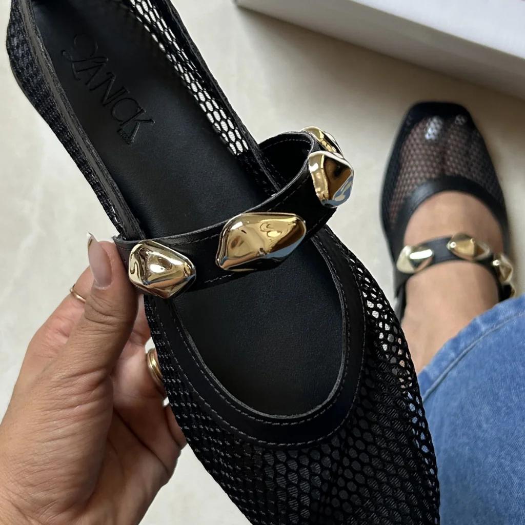 Sapatilha Feminina Tela Vazada com Apliques Dourados Confortável Moda Tendencia Leve Luxo