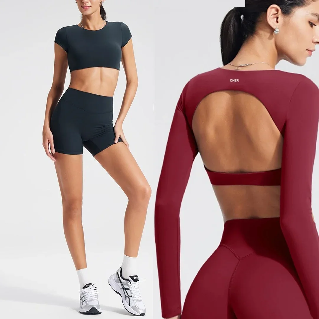 Camiseta feminina de manga comprida para yoga com almofadas de peito embutidas, respirável e confortável, adequada para treinos de ginástica e fitness.