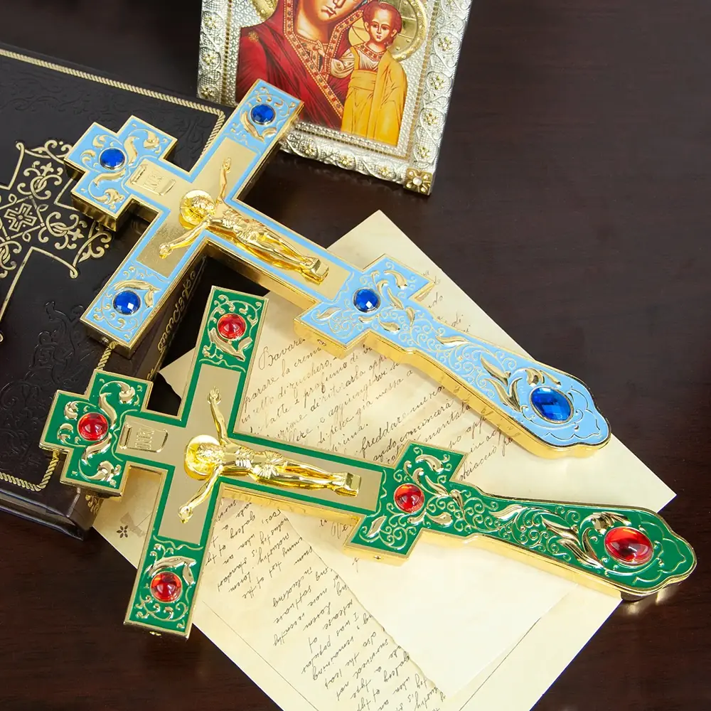 Promoção: Crucifixo Ortodoxo de Mesa Esmaltado em 4 Cores (Dourado, Azul, Vermelho, Verde) com Relevo Floral e Strass – Ideal para Altar Litúrgico de Igreja