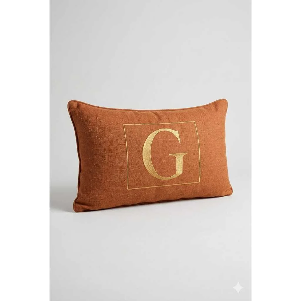 Almofada Baguete Personalizada Bordada 33x50 Linho Premium com Enchimento e Zíper