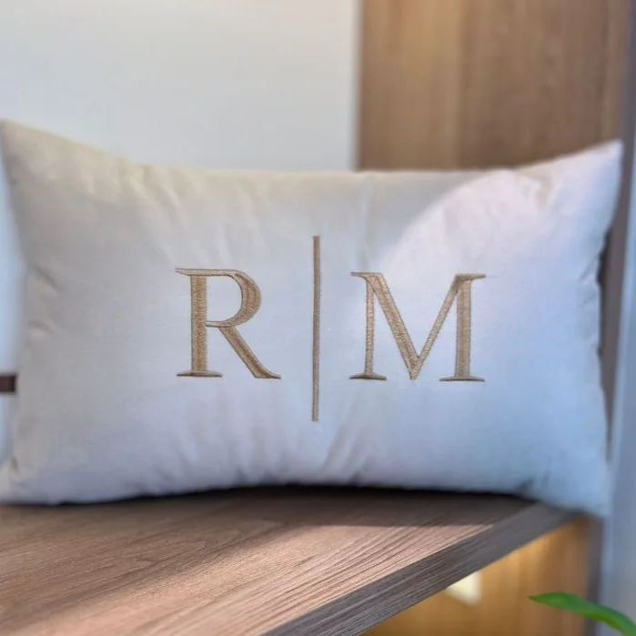 Almofada Personalizada INICIAL | INICIAL Casal Bordada (01 UNIDADE) 50x30 Com Enchimento Cama Posta