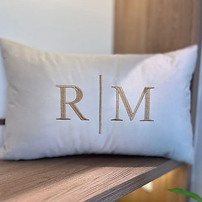 Almofada Personalizada INICIAL | INICIAL Casal Bordada (01 UNIDADE) 50x30 Com Enchimento Cama Posta